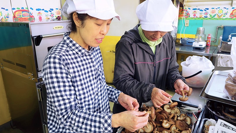 シイタケを乾燥させる準備の様子